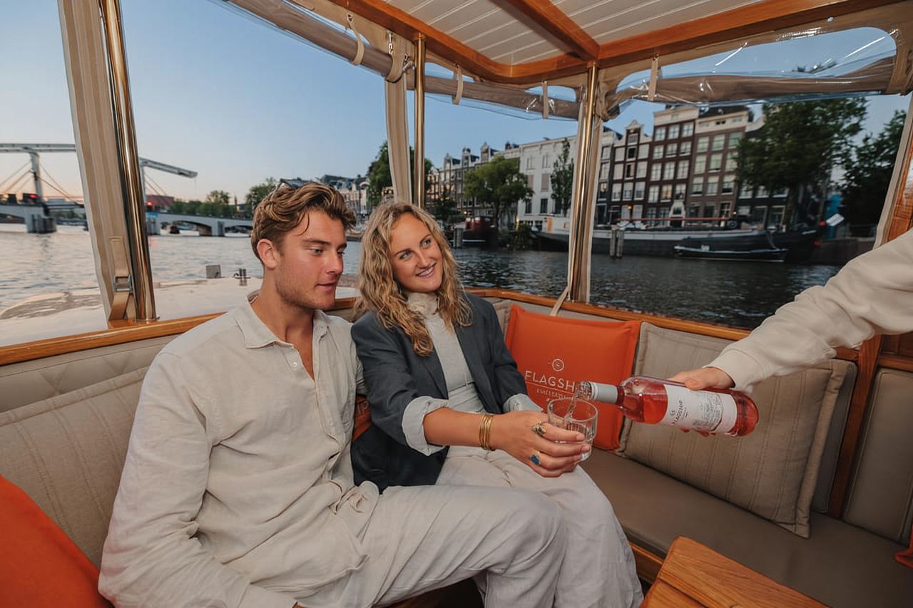 Amsterdam: Evening Canal Cruise with (Open) Bar on Board