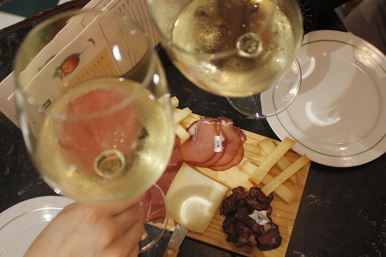 4-Hour Traditional Portuguese Food & Wine Tour in Porto