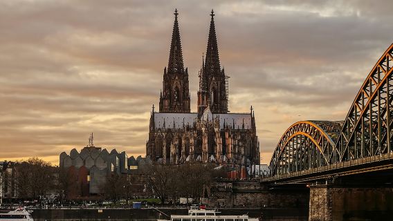 德國科隆波恩龍堡一日遊 上門接送/中文司機/10小時包車