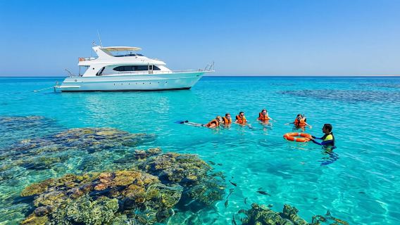 Private boat and snorkeling experience with lunch in Hurghada