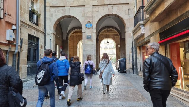 Tour a pie por Bilbao y teleférico en español
