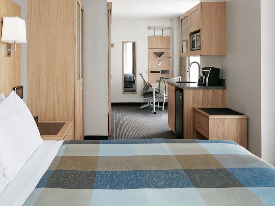 World Center Hotel Room Type - Small Queen Room