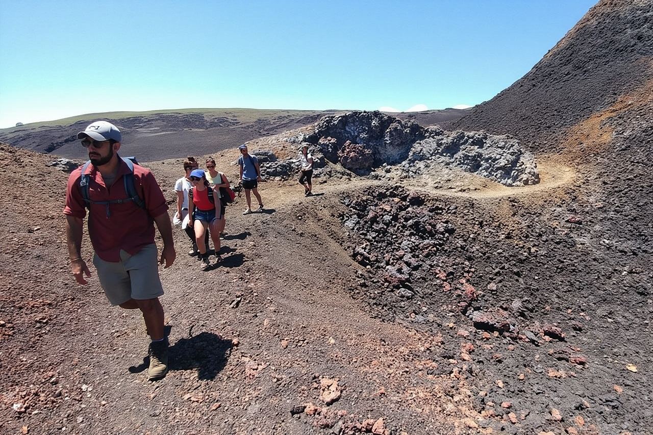 Excursión a pie a los volcanes Sierra Negra y Chico desde la isla Isabela