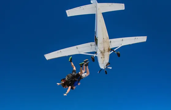 開恩茲市區美神海灘高空海景跳傘【稅費已含/贈跳傘證書/市區接送+俯瞰大堡礁/熱帶雨林skydive】