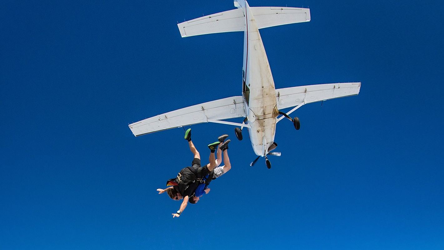 Cairns city skydiving over Mission Beach with ocean views [taxes included/free skydiving certificate/city transfers + views of the Great Barrier Reef/rainforest]