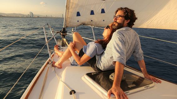 Einzigartiges Sonnenuntergangs-Segelerlebnis in Barcelona mit Tapas und offener Bar