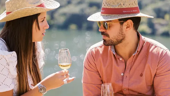 Excursión premium en grupo reducido por el Valle del Duero, cata de vinos, almuerzo y paseo en barco.