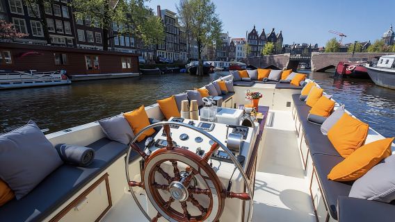 Amsterdam canal cruise with live German commentary
