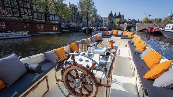 Amsterdam canal cruise with live German commentary