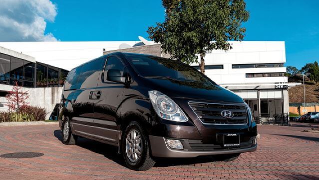 Услуги частного транспорта в Гватемале на микроавтобусе с кондиционером.