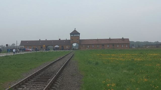 ทัวร์เต็มวันจากวอร์ซอไปเอาชวิทซ์ (พร้อมไกด์) และคราคูฟโดยรถยนต์