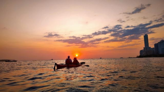 Cartagena: Sunset Kayak Tour with Guide