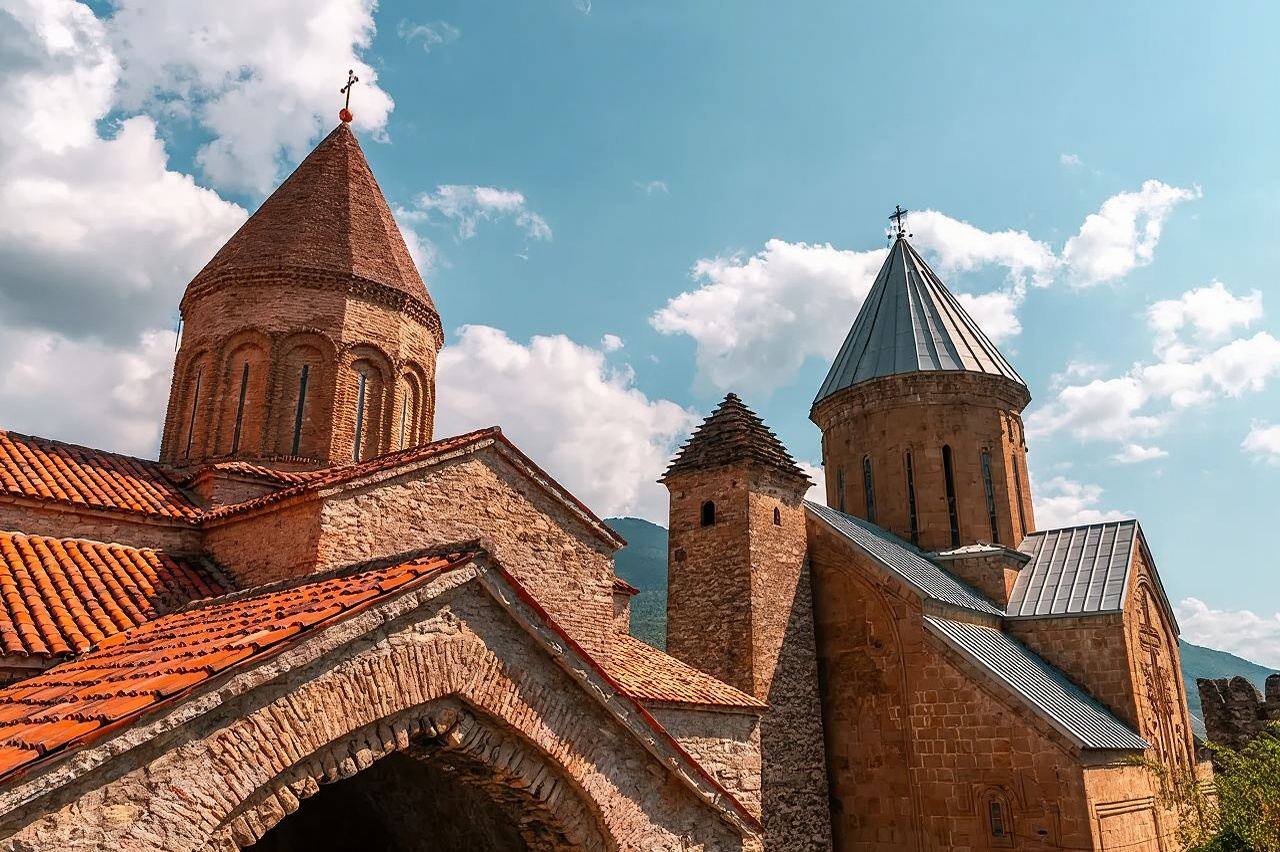 Georgien Tagesausflug | Besuch der Gergeti-Kirche + Freundschaftsdenkmal in Gudauri + Aragvi-Tal