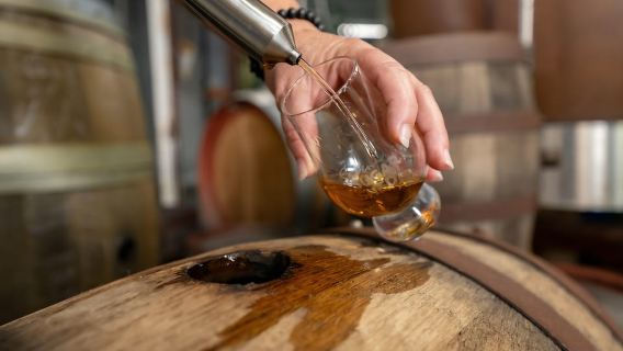 Sarina: Visita guiada y degustación a la destilería de ron