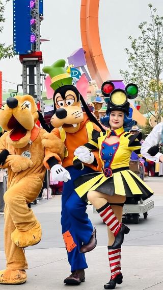 Shanghai Disneyland 1-day ticket + express entry + premier access to 15 attractions (fireworks VIP) with foreign language concierge