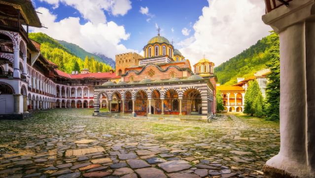 Dari Sofia: Tur Harian Wajib Dikunjungi Biara Rila & Gereja Boyana
