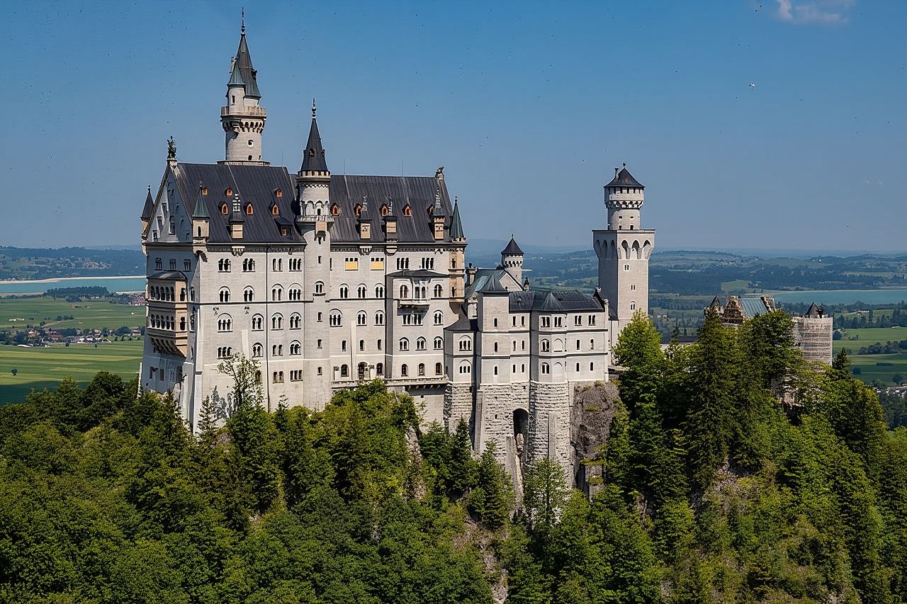 Neuschwanstein & Linderhof - Fairytale Castles Tour from Munich