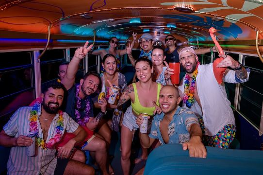 Sunday Funday Tamarindo Party Bus - Jelajah Pantai dan Kolam Renang