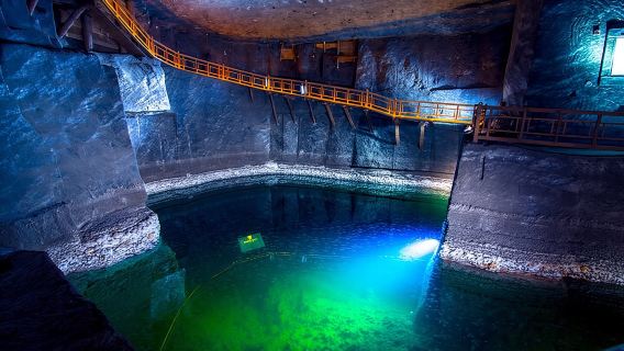 Wieliczkan suolakaivoksen jonon ohi -lippu