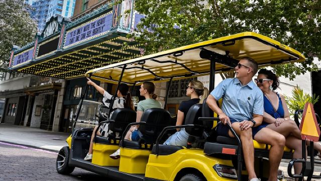 Tour turístico por Tampa con guía local en carrito de golf legal para la calle