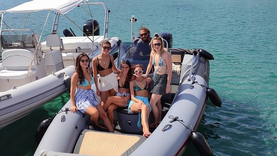 Entdecken Sie das majestätische Polyaigos auf einer privaten 4-stündigen Bootstour