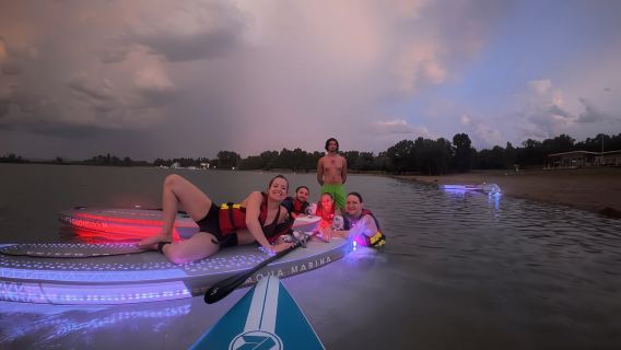 Lyon : Apéro au coucher du soleil sur un paddle éclairé au parc de Miribel Jonage