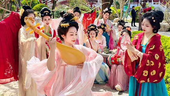 tour di un giorno al Museo dei guerrieri e dei cavalli di terracotta di Qin, Palazzo Huaqing e spettacolo "La leggenda della campana del cammello" con guida in cinese/inglese