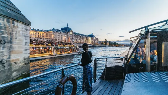Pelayaran kapal pesiar di Sungai Seine di Paris, Prancis (2,5 jam + beberapa area makan)