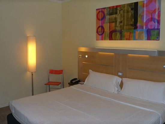Idea Hotel Milano San Siro - Tap to explore photos