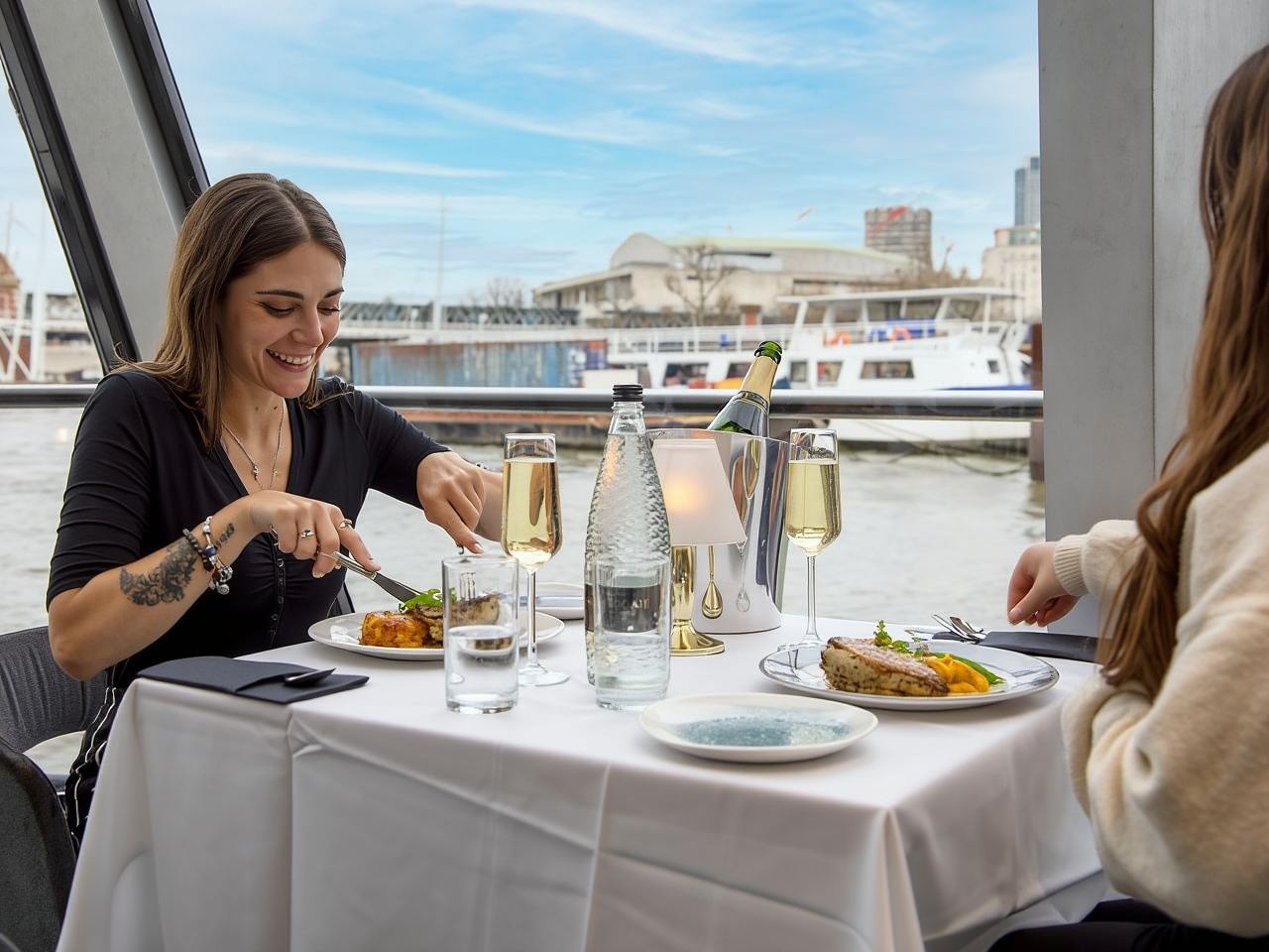 Billete de barco + almuerzo para el crucero turístico por el río Támesis en Londres, Reino Unido