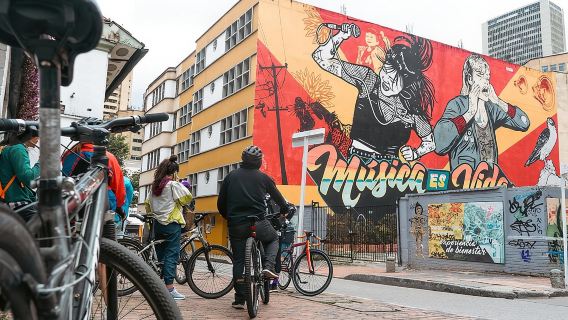 Recorrido en bicicleta por Bogotá con arte callejero