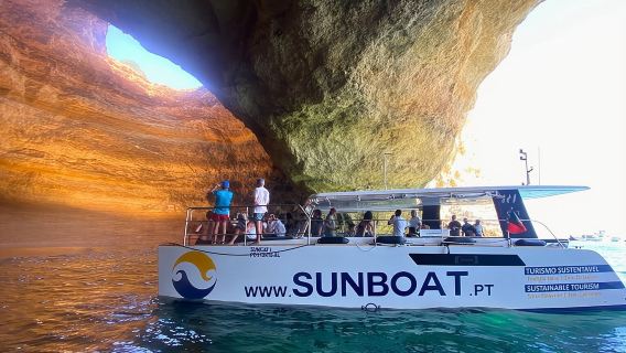 Hang Benagil & Bờ biển từ Portimão trên chiếc Catamaran thân thiện với môi trường