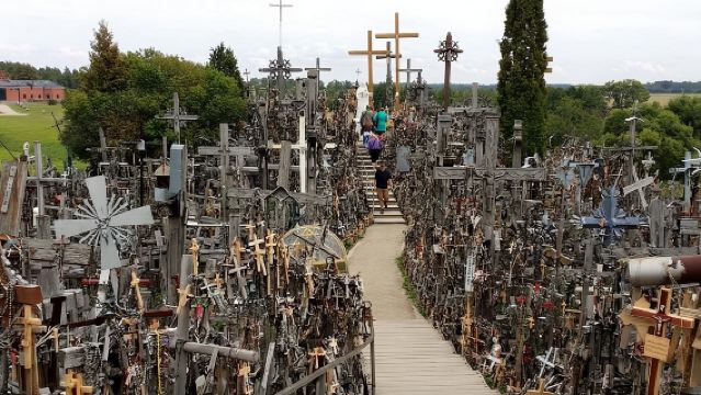 Viaggio privato da Vilnius a Riga: Collina delle Croci, Palazzo di Rundale, Castello di Bauska