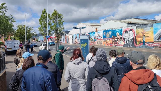 ทัวร์เบลฟัสต์: ผนังและสะพานแห่งความขัดแย้ง