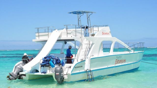 Privéfeest op een boot (halve dag) inclusief snorkelen in Punta Cana