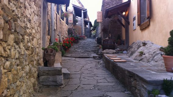Istria: Istria Tidak Dikenali dan "Bandar Terkecil di Dunia" Hum