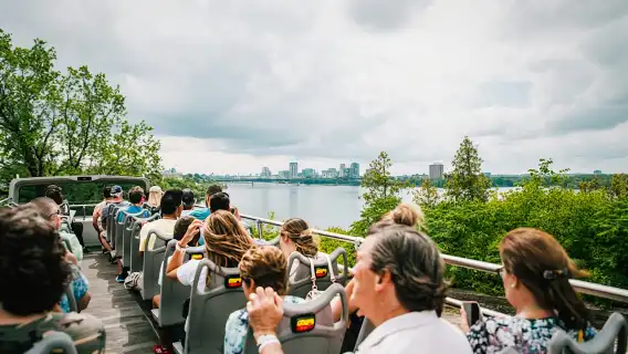 Ottawa: Hop-On Hop-Off Guided City Tour Pass