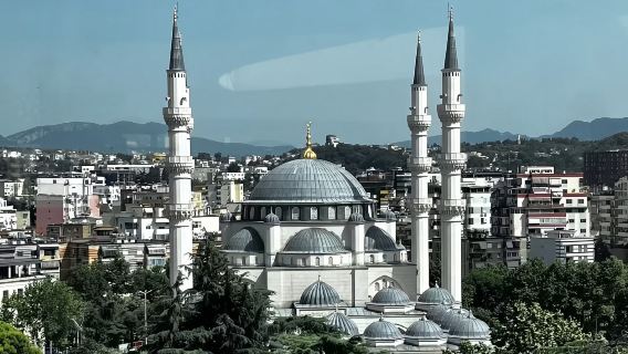 波格拉德茨包車一日遊：湖光·公園·沙灘·藝術