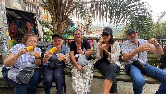 Medellín: Comuna 13 Street Art by Local Guide+Snacks&History