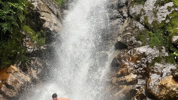 Medellín: Geheime Wasserfall-Wanderung mit Snack und Kaffee