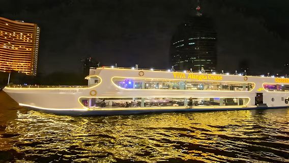 Nachtliche Bootsfahrt auf dem Chao Phraya in Bangkok - Prinz Alangka Viva Alangka Boot, Abfahrt vom Asiatique Night Market/ICONSIAM/Terminal 21