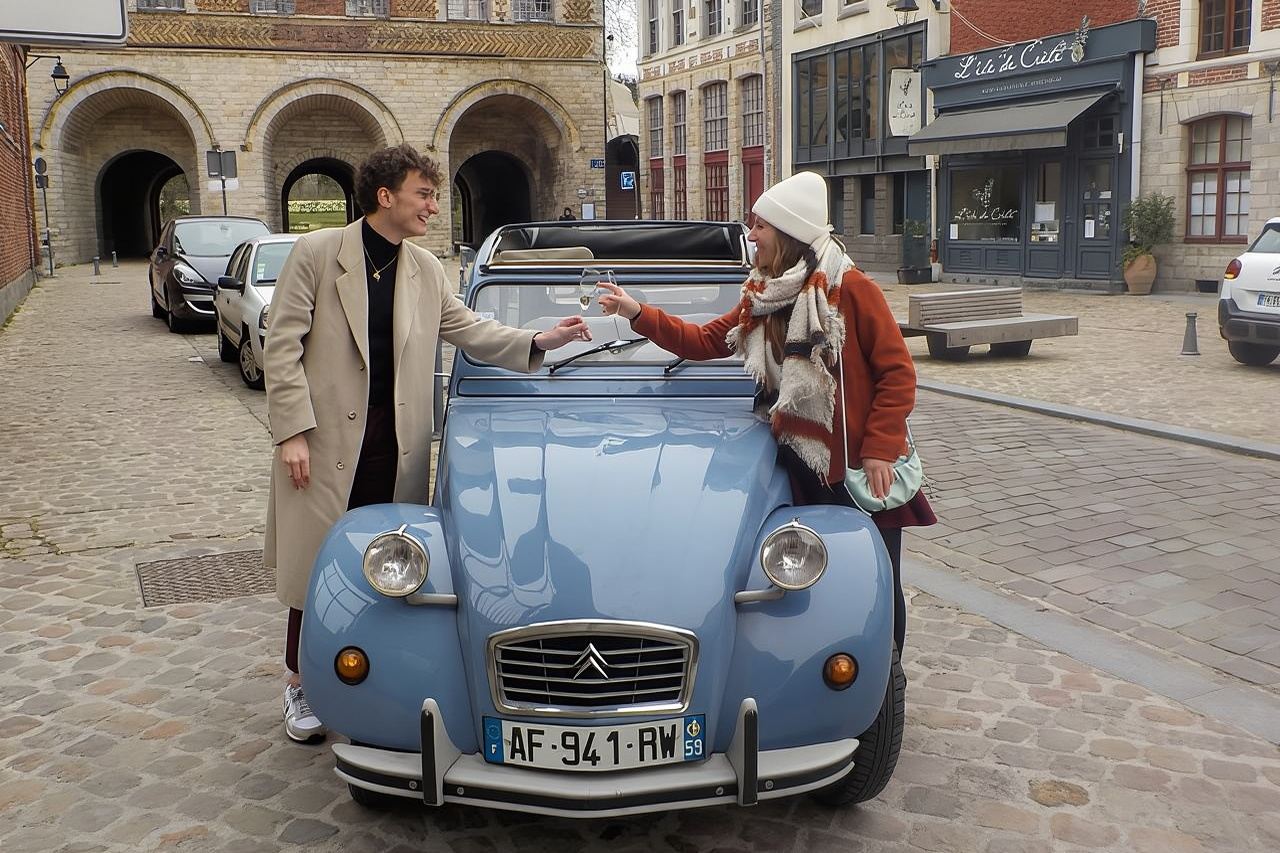 Private Stadtrundfahrt durch Lille im klassischen 2CV-Cabriolet mit Champagner
