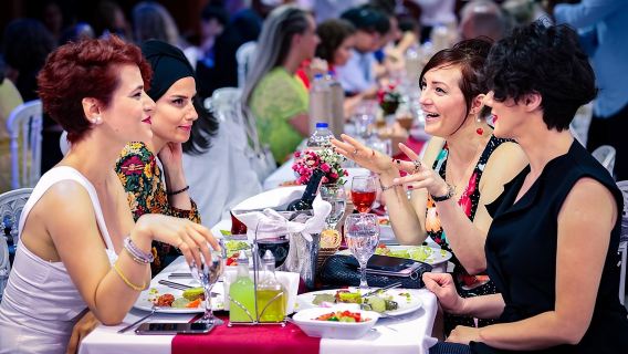 Du thuyền ăn tối trên eo biển Bosphorus ở Istanbul: Trải nghiệm khiêu vũ dân gian và DJ trực tiếp