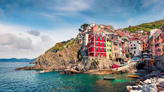 Vertical vineyards tour in Riomaggiore with wine tasting