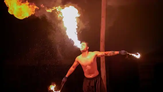 杜拜:四輪越野車探險之旅、騎駱駝體驗及現場燒烤晚餐