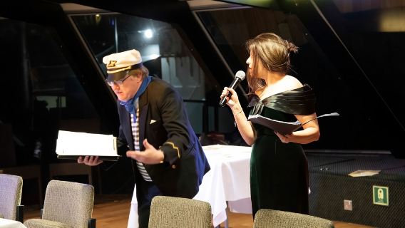 ロンドンテムズ川ナイトディナークルーズ:3コースの正餐+没入型英国テーマ推理体験【ライブエンターテインメント/4日前までキャンセル可】