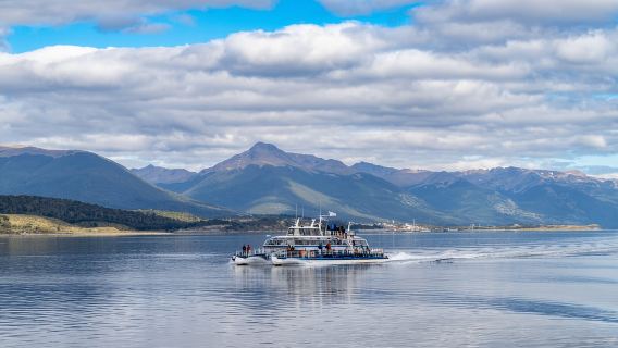 USHUAIA | Navigation: Sea Lions, Birds and Lighthouse