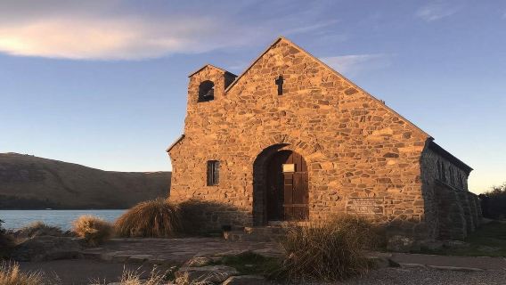 Kleingruppen-Tagesausflug von Queenstown nach Christchurch mit Besuch des Mount Cook, des Lake Tekapo und der Church of the Good Shepherd