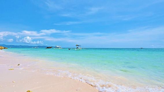 Boracay Island Island Hopping Tour: Meeting Point Gathering + BBQ Lunch