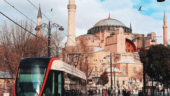 Istanbul Old City Walking Tour: Hagia Sophia & Blue Mosque